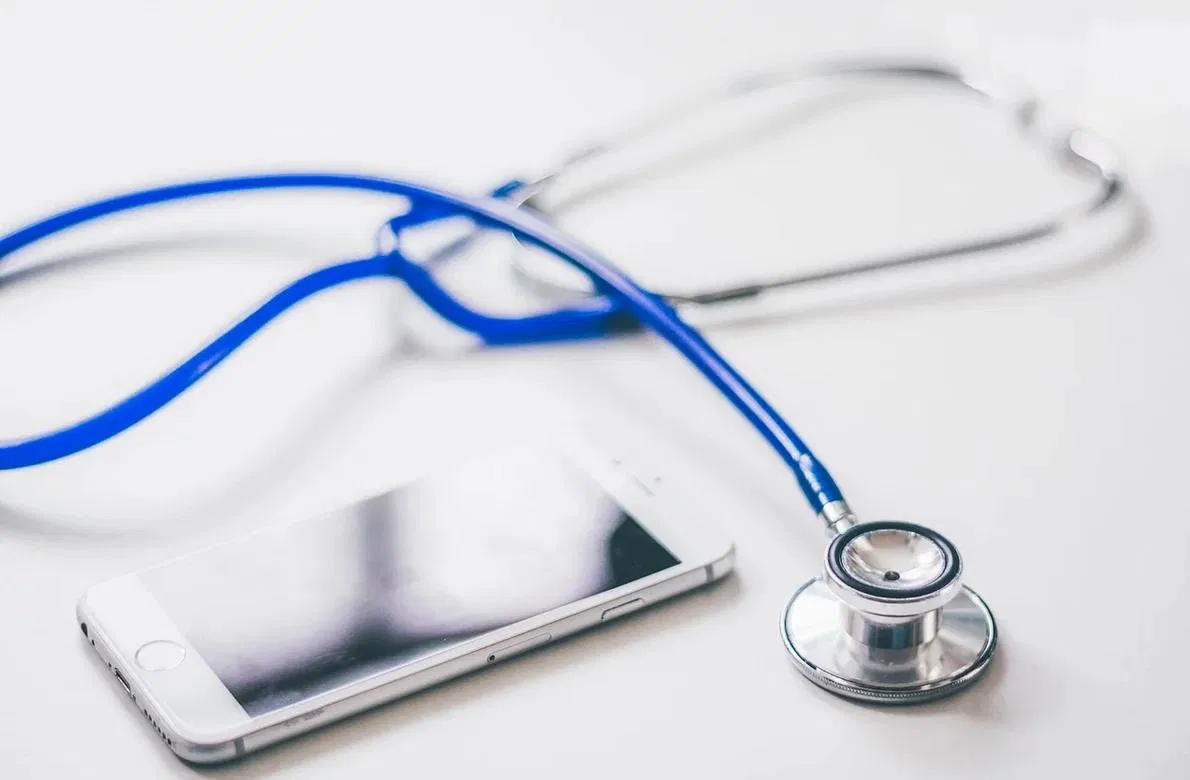 Ali uporaba mobilnega telefona res povzroča raka?