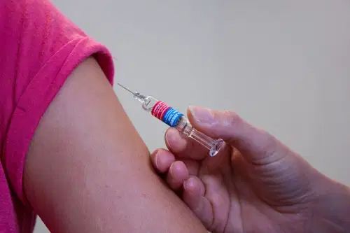 Cepljenje proti covidu-19 bo brezplačno za vse, najprej v domovih za starejše in zdravstvu