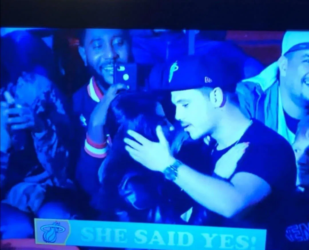 Romantičen prizor na tekmi v Miamiju. Slovenec zasnubil svojo izbranko (VIDEO)