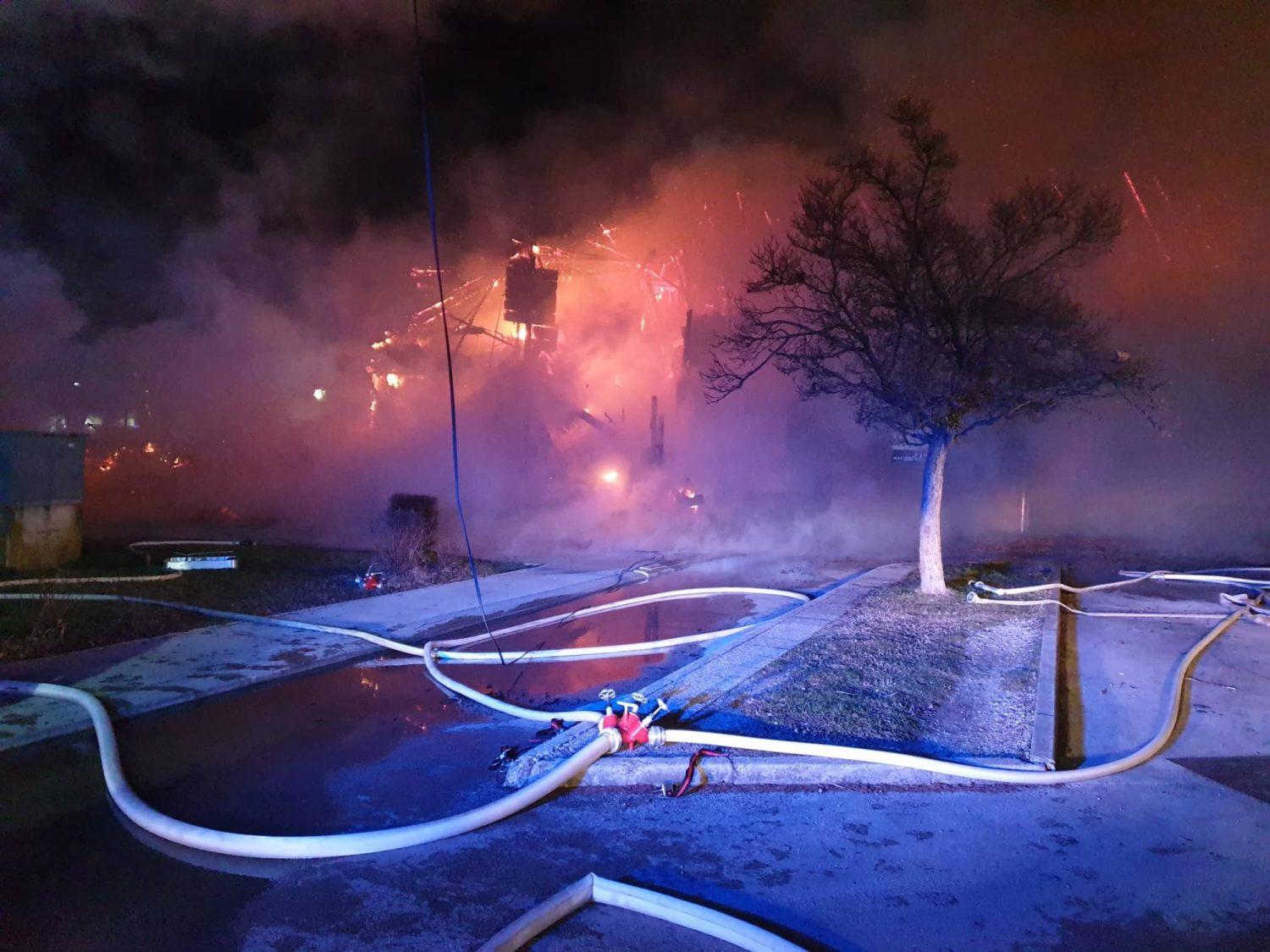 Velik požar v Termah Čatež, z ognjenimi zublji se je borilo kar 16 gasilskih društev (FOTO)