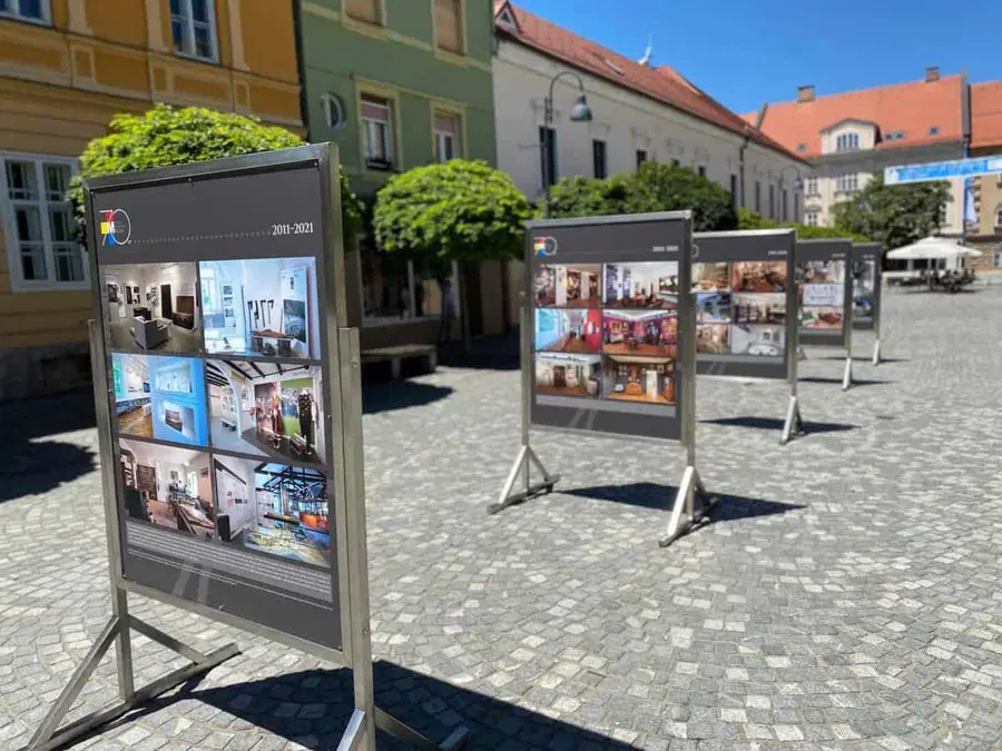 Koroški pokrajinski muzej praznuje 70 let delovanja. V ta namen v Slovenj Gradcu odprli ulično razstavo