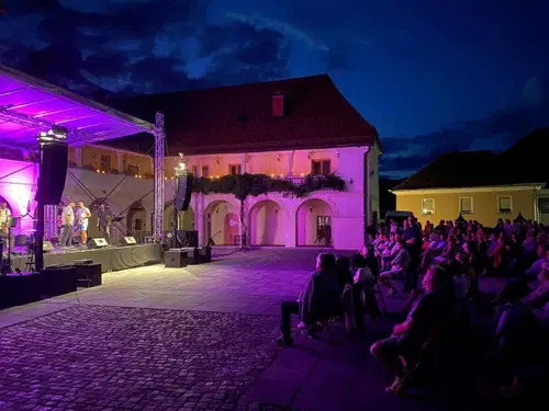 Skupina Orlek navdušila v zapolnjenem atriju graščine Rotenturn