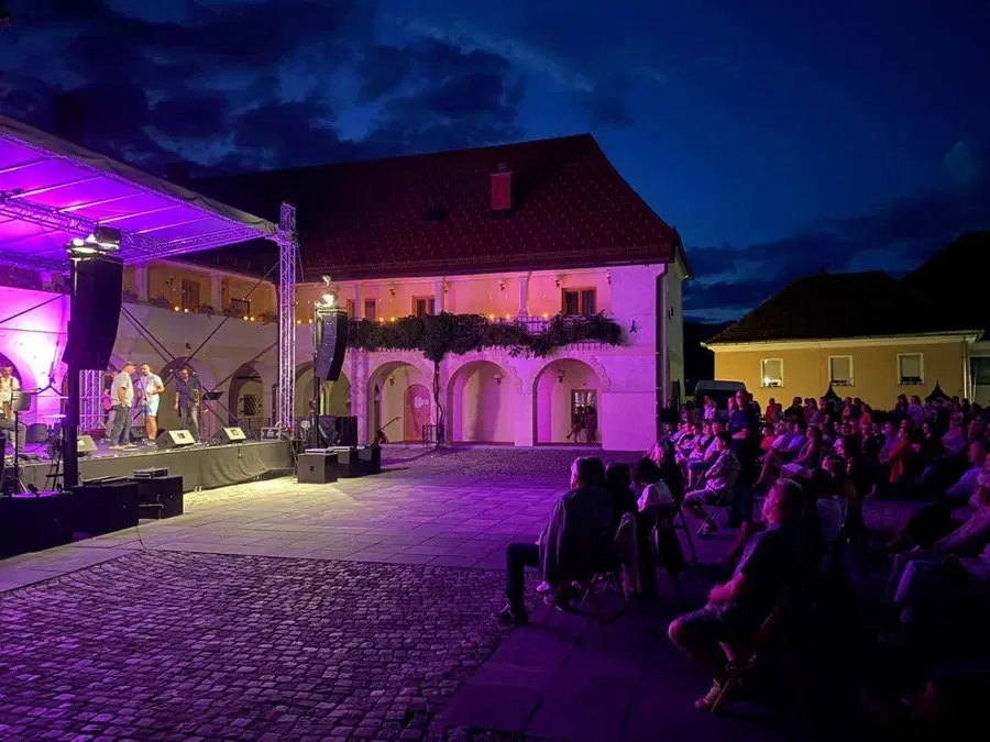 Skupina Orlek navdušila v zapolnjenem atriju graščine Rotenturn