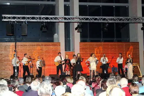 Modrijani in Prifarski muzikanti v nabito polni dvorani Špic D poskrbeli za nepozabno vzdušje (FOTO)