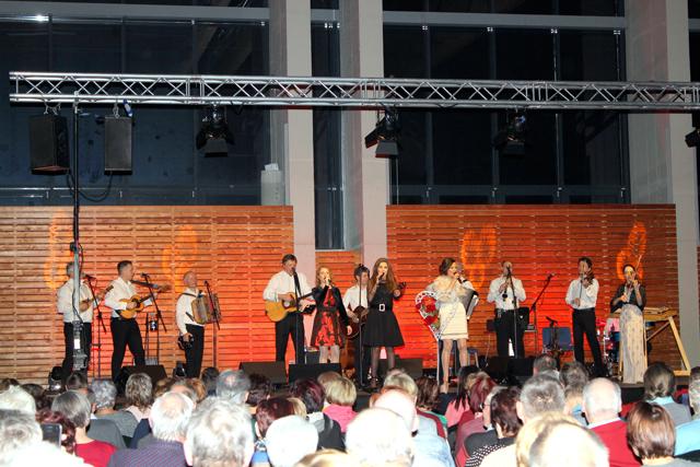 Modrijani in Prifarski muzikanti v nabito polni dvorani Špic D poskrbeli za nepozabno vzdušje (FOTO)