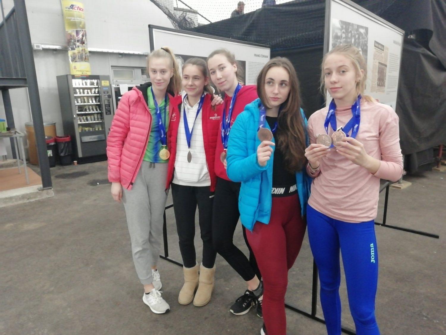 Ravenskim atletinjam štiri kolajne na mladinskem državnem prvenstvu (FOTO)