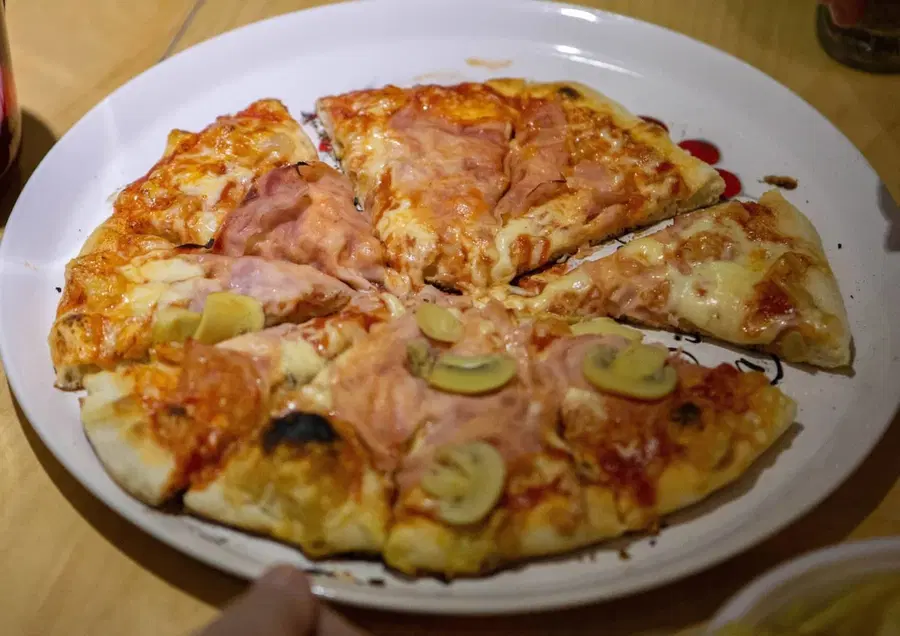 Zaradi pljunka na pico za dve leti v zapor