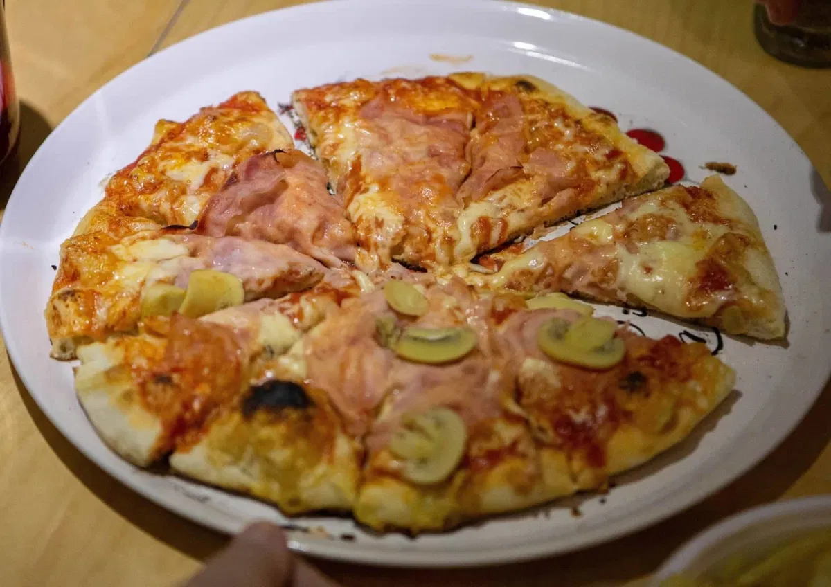 Zaradi pljunka na pico za dve leti v zapor