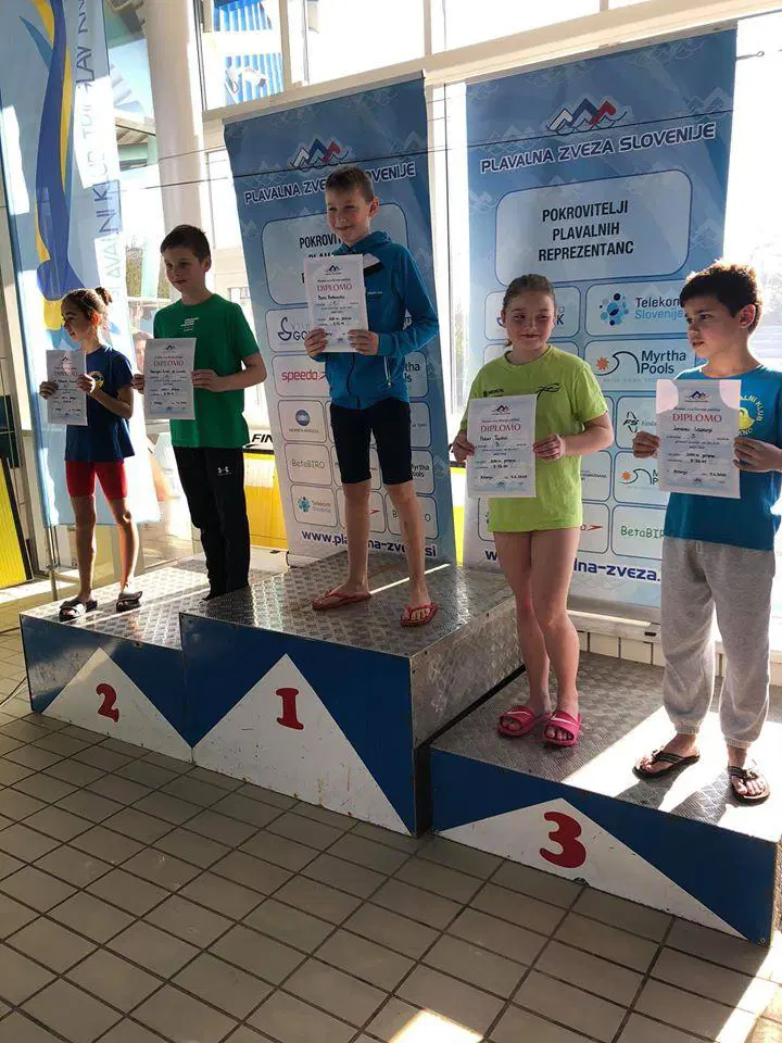 Mladi plavalci Fužinarja že prvi dan državnega prvenstva posegli po najvišjih mestih (FOTO)