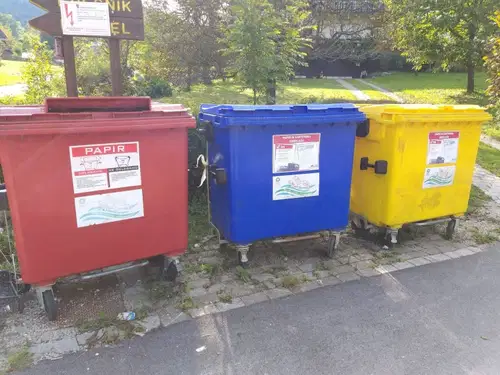 Oblačila ne sodijo v smeti. Kam torej z odsluženim tekstilom?