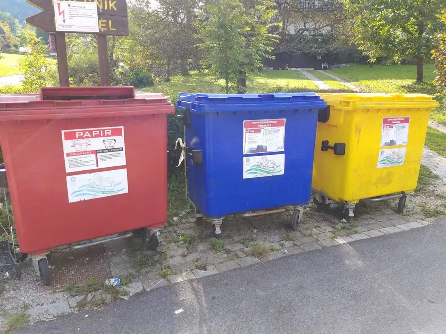 Oblačila ne sodijo v smeti. Kam torej z odsluženim tekstilom?