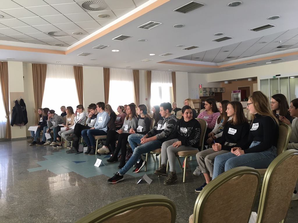 Učenci na otroškem parlamentu v Radljah ob Dravi razpravljali o poklicni prihodnosti (FOTO)