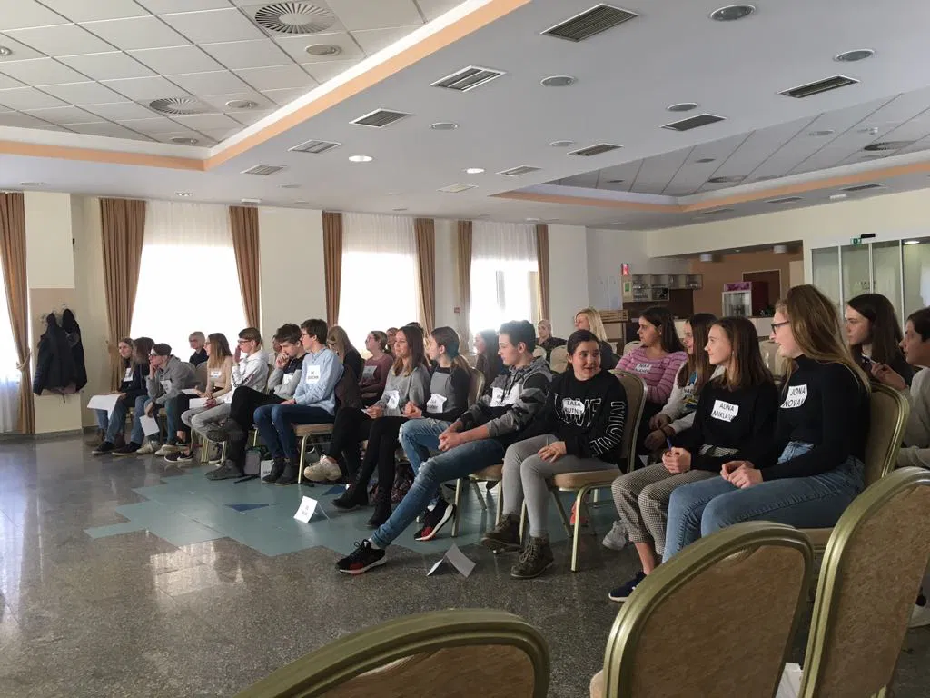 Učenci na otroškem parlamentu v Radljah ob Dravi razpravljali o poklicni prihodnosti (FOTO)