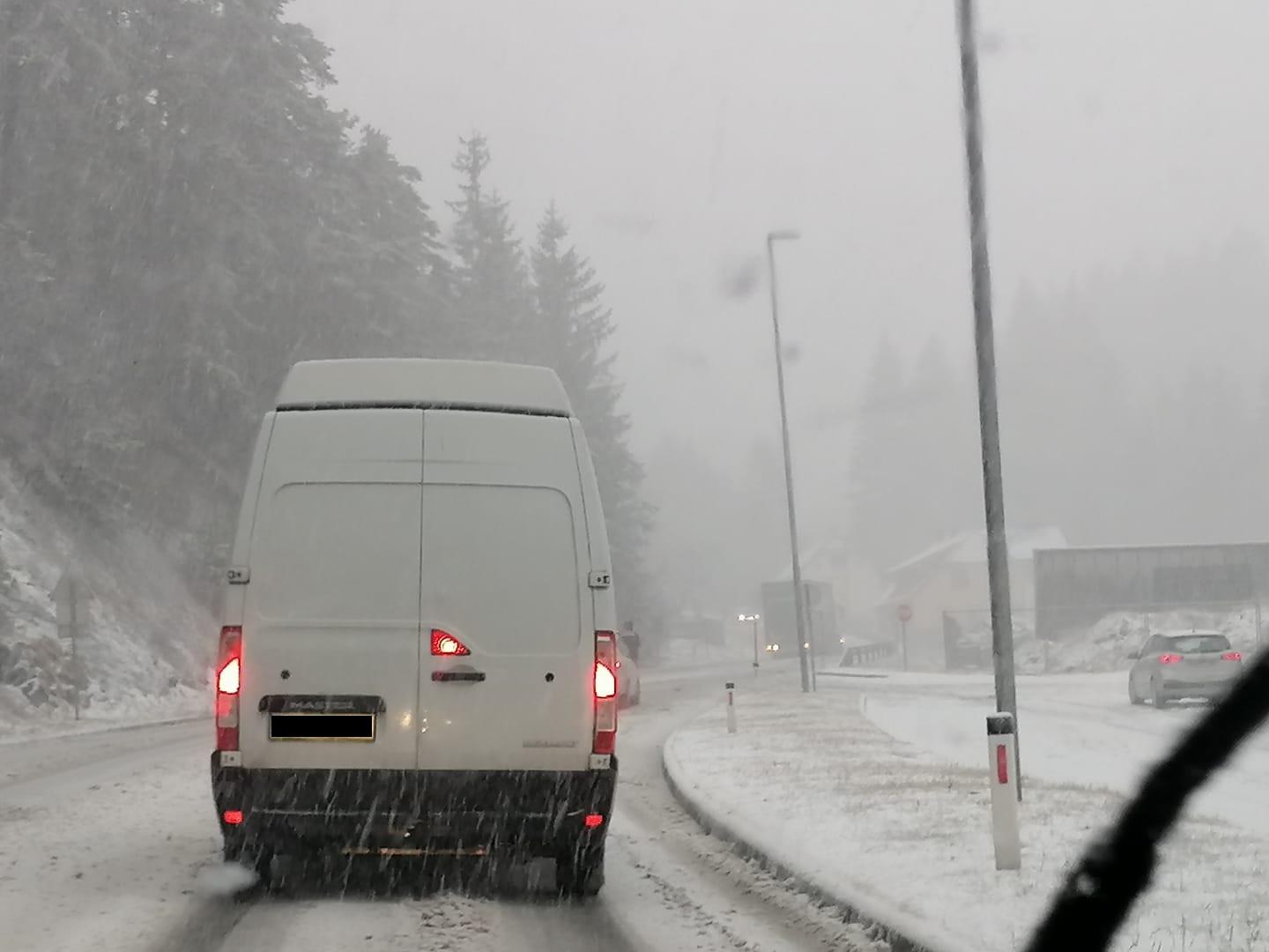 Razmere na koroških cestah: sneg povzroča zastoje, pri Mislinjskem klancu izločajo tovornjake (VIDEO in FOTO)