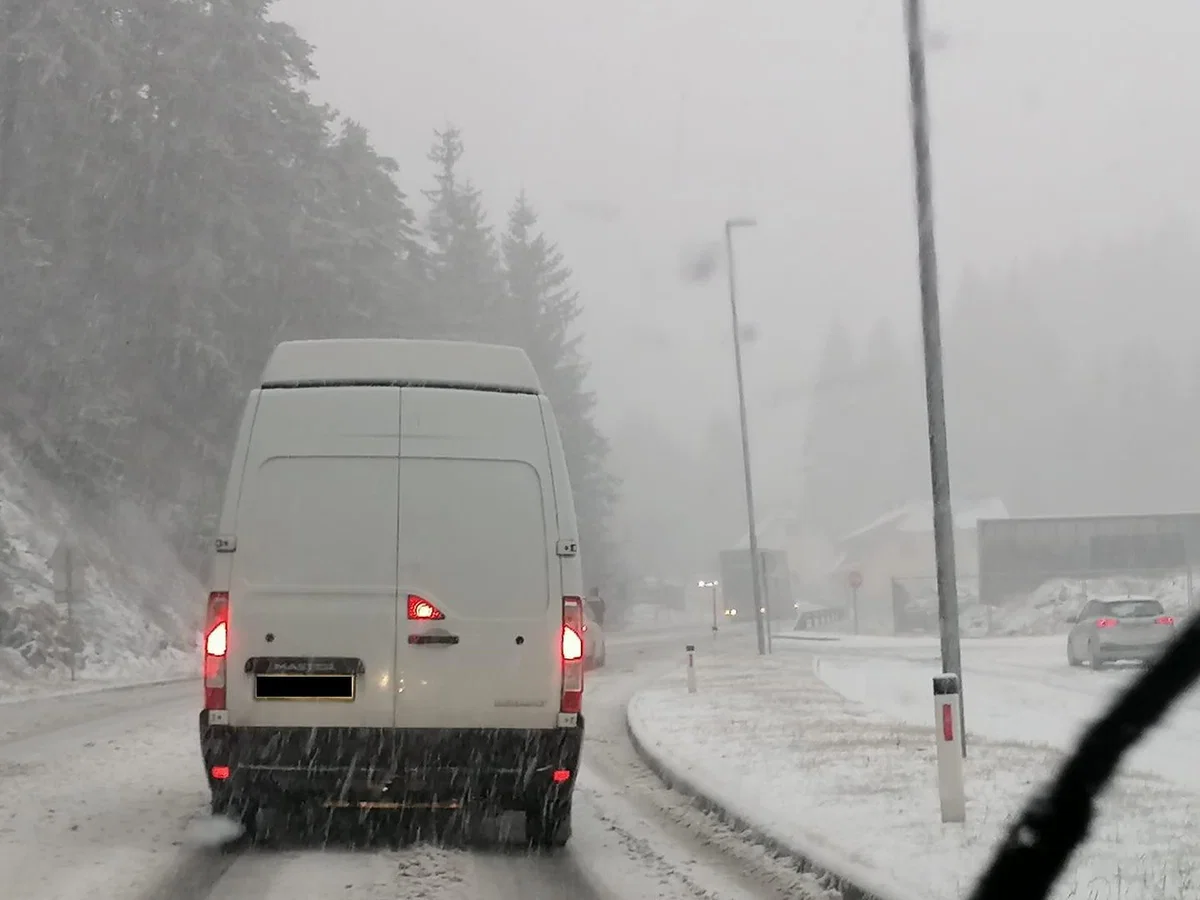 Razmere na koroških cestah: sneg povzroča zastoje, pri Mislinjskem klancu izločajo tovornjake (VIDEO in FOTO)