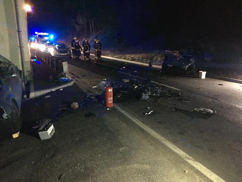 Mislinja: Po trčenju dveh vozil poškodovani osebi prepeljali SB Slovenj Gradec (FOTO)