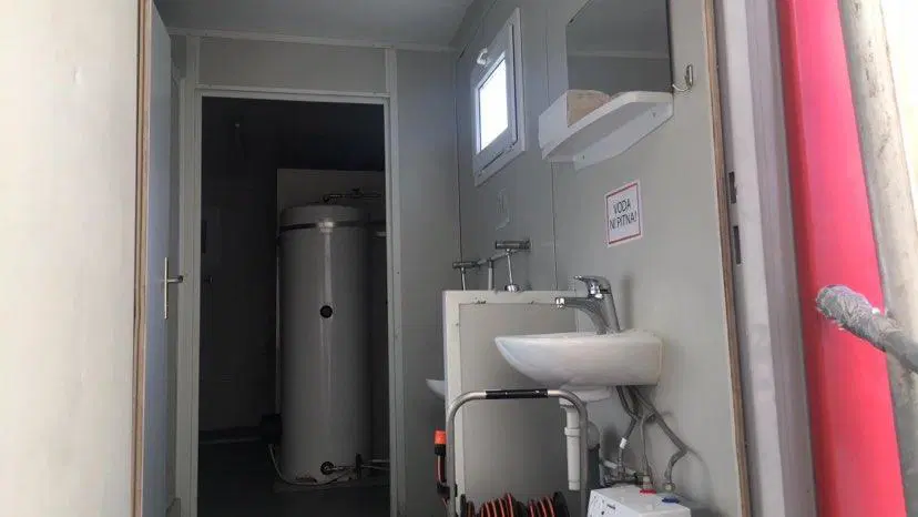 Do 14. ure na okužbo s koronavirusom pozitivnih 141 oseb