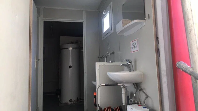 Do 14. ure na okužbo s koronavirusom pozitivnih 141 oseb