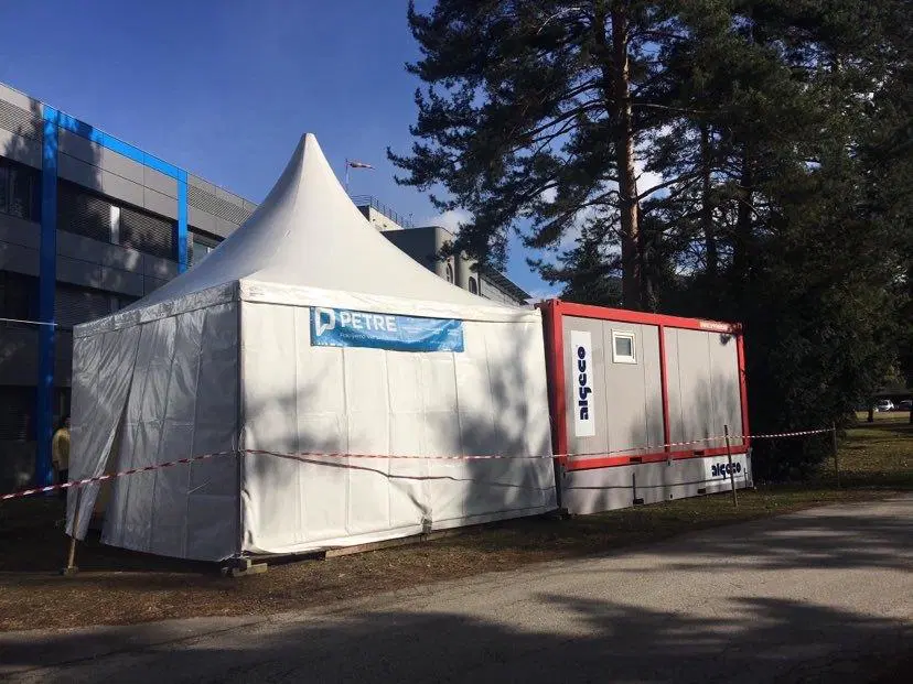 Slovenjgraška bolnišnica prva v Sloveniji z zabojniki za izolacijo morebitnih pacientov s koronavirusom (FOTO in VIDEO)