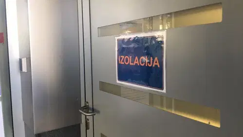 Ljubljančan s koronavirusom potoval z 19 sopotniki, v ZD Vič v stiku s sedmimi osebami