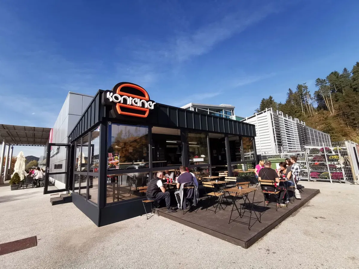 Pri pripravi gurmanskih burgerjev uporabljajo 100 % slovenske sestavine