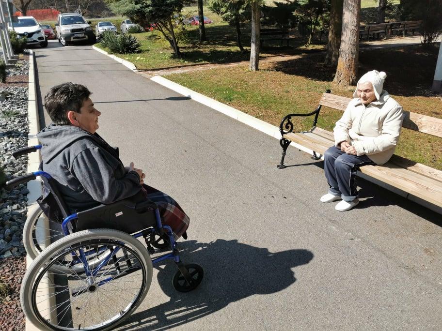 V domu starejših v Črnečah brez potrjenih okužb, kako so stanovalci? (FOTO)