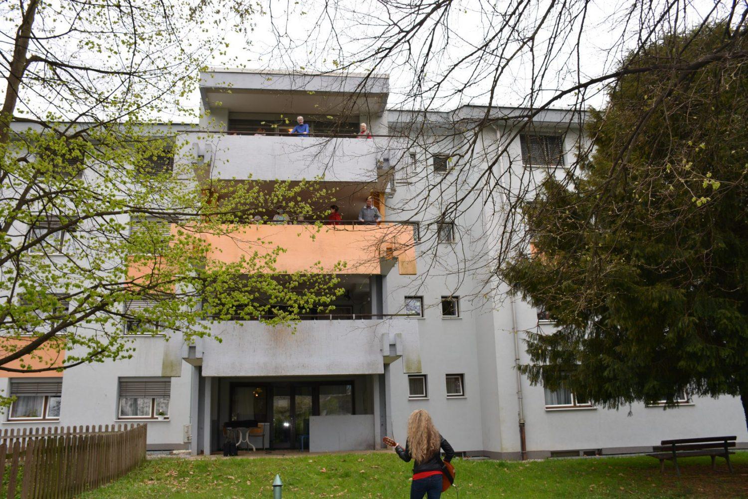 Dunja s koncertom presenetila stanovalce Koroškega doma v Črnečah (FOTO)