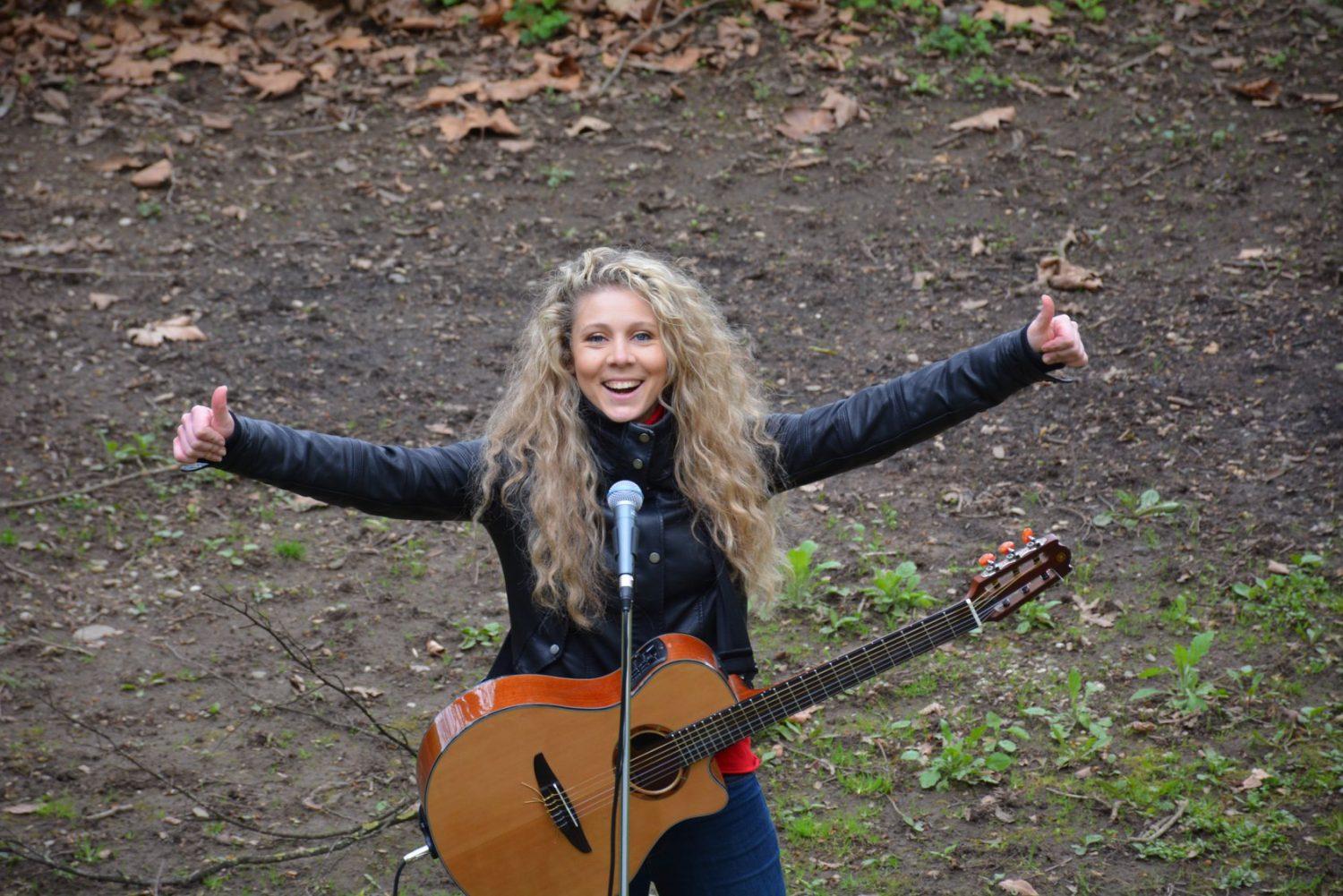 Pevka Dunja kot prostovoljka v "korona času" obiskala že 11 domov za starejše