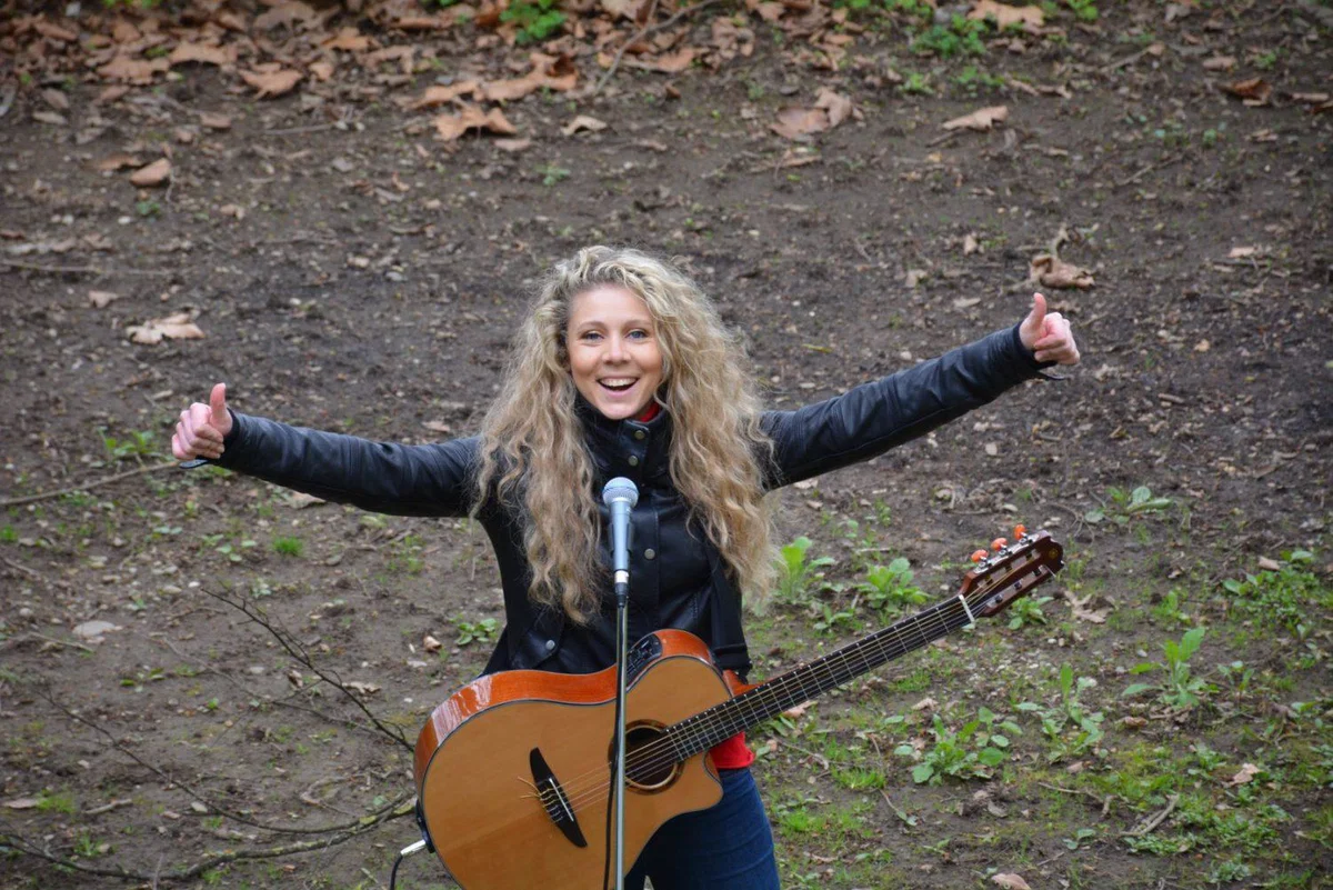 Pevka Dunja kot prostovoljka v "korona času" obiskala že 11 domov za starejše