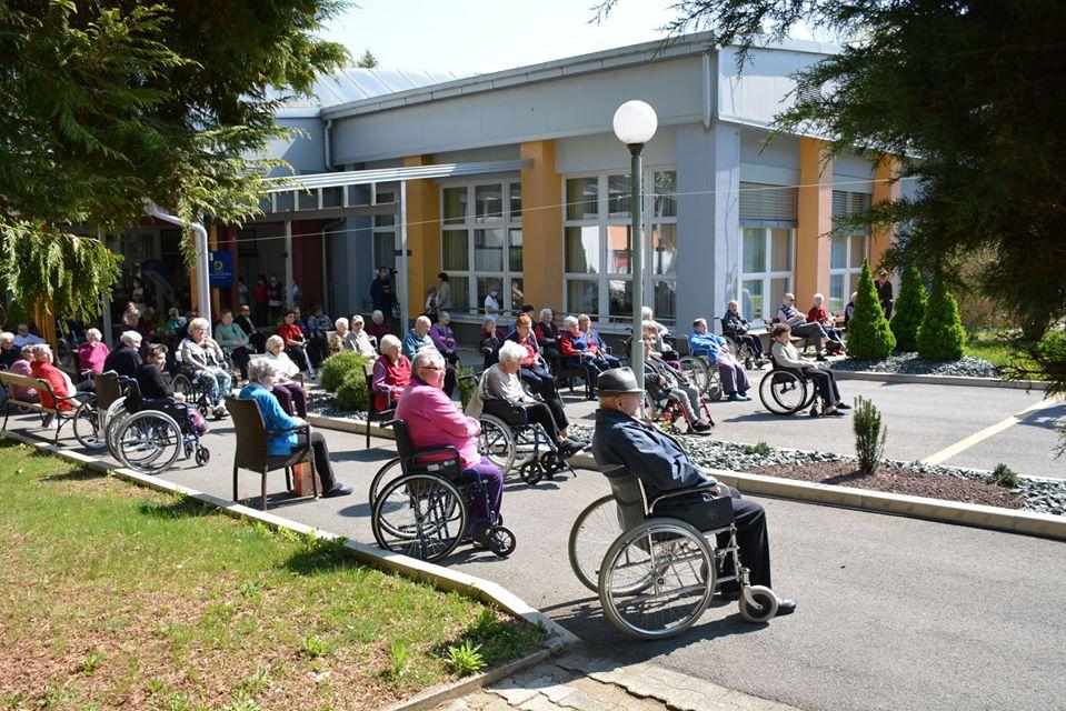 Mojca in Milan Kamnik zabavala oskrbovance doma starostnikov v Črnečah