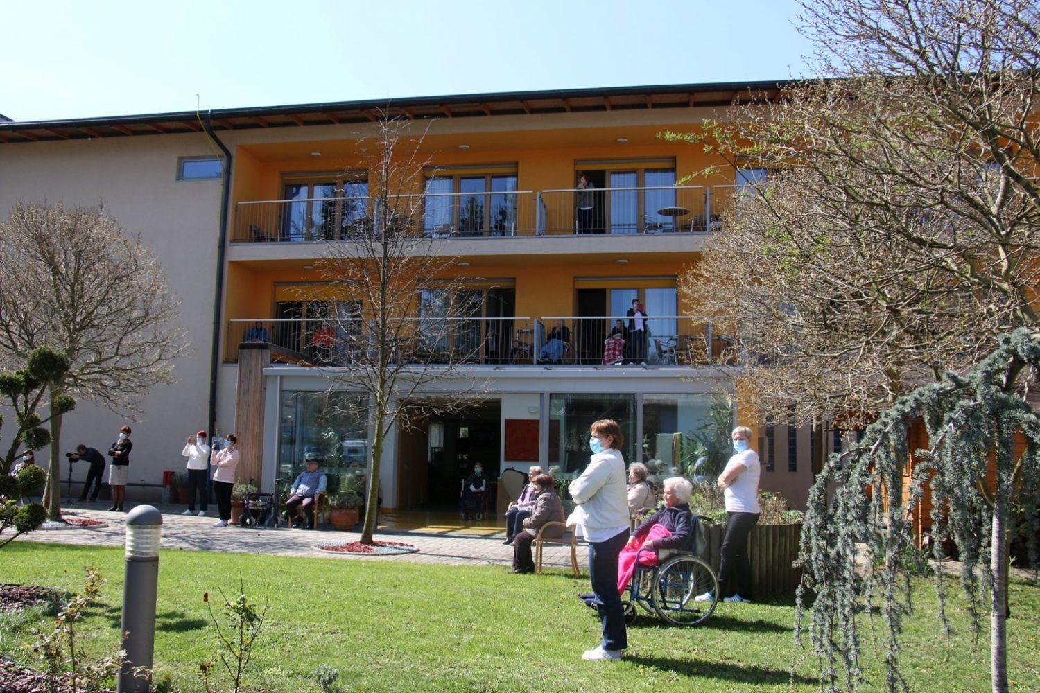 FOTO: Oskrbovancem slovenjgraškega doma starostnikov zaigrala Andrej Ofak in Borut Mori