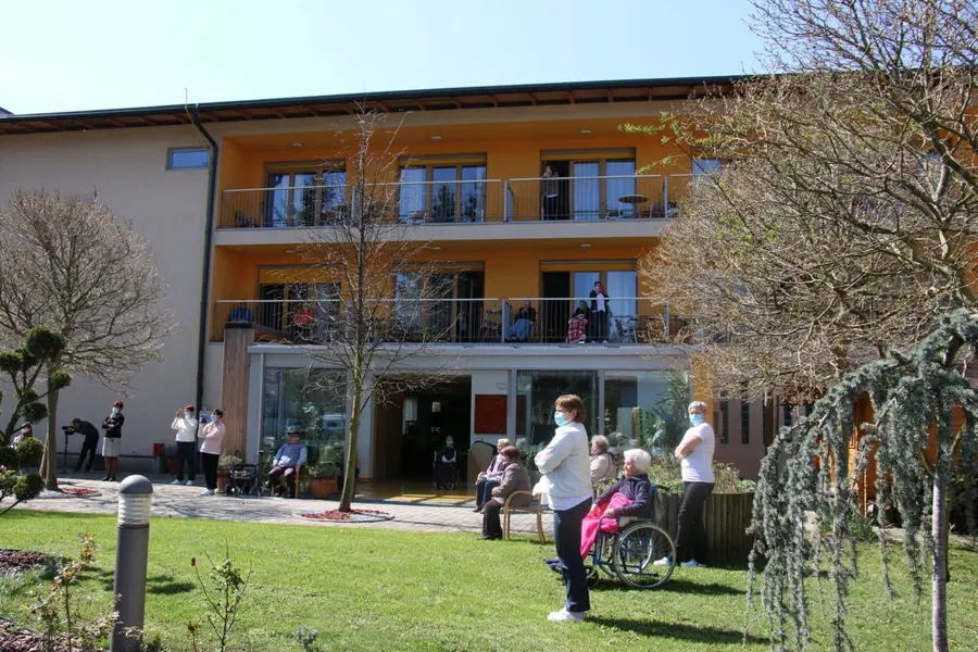 FOTO: Oskrbovancem slovenjgraškega doma starostnikov zaigrala Andrej Ofak in Borut Mori