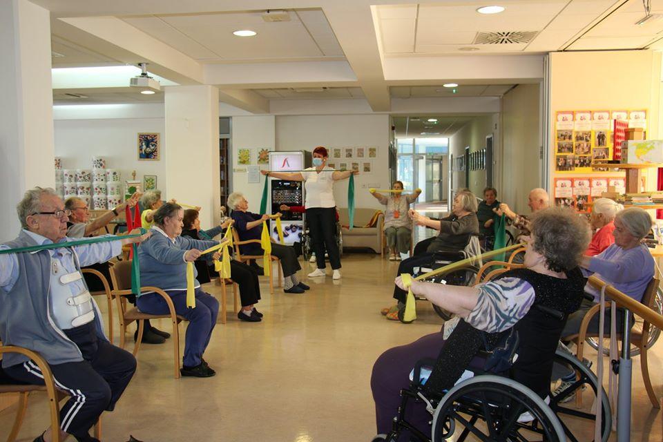 Kaj počnejo stanovalci slovenjgraškega doma starostnikov v času popuščanja ukrepov? (FOTO)