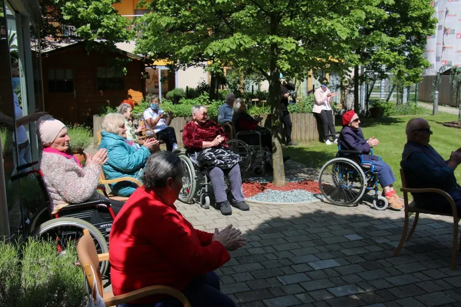 FOTO: Adi Smolar pod balkoni slovenjgraškega doma starostnikov