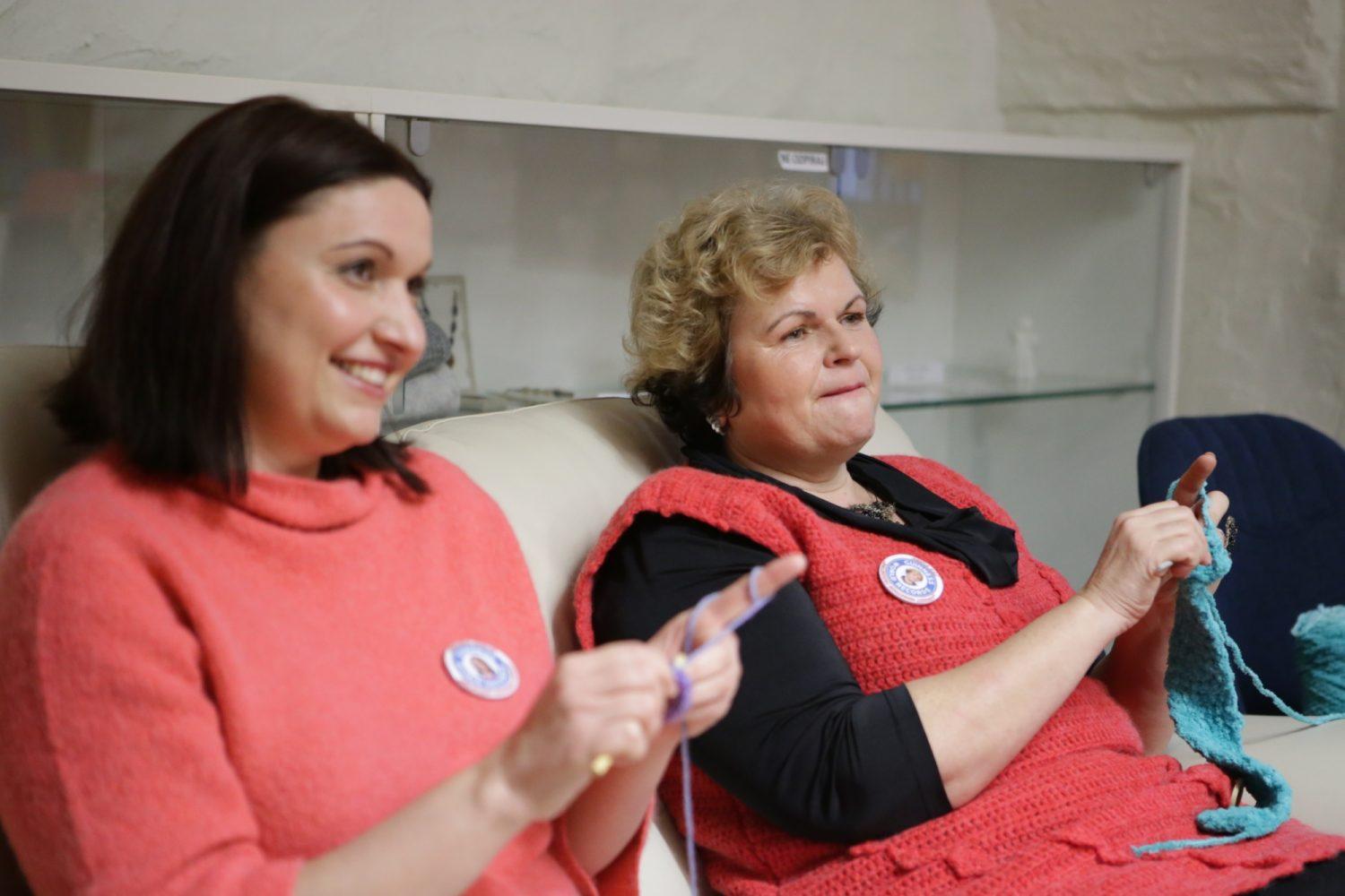 Korošici bosta za nov Guinnessov rekord neprestano kvačkali 30 ur in porabili 24 km volne (VIDEO in FOTO)