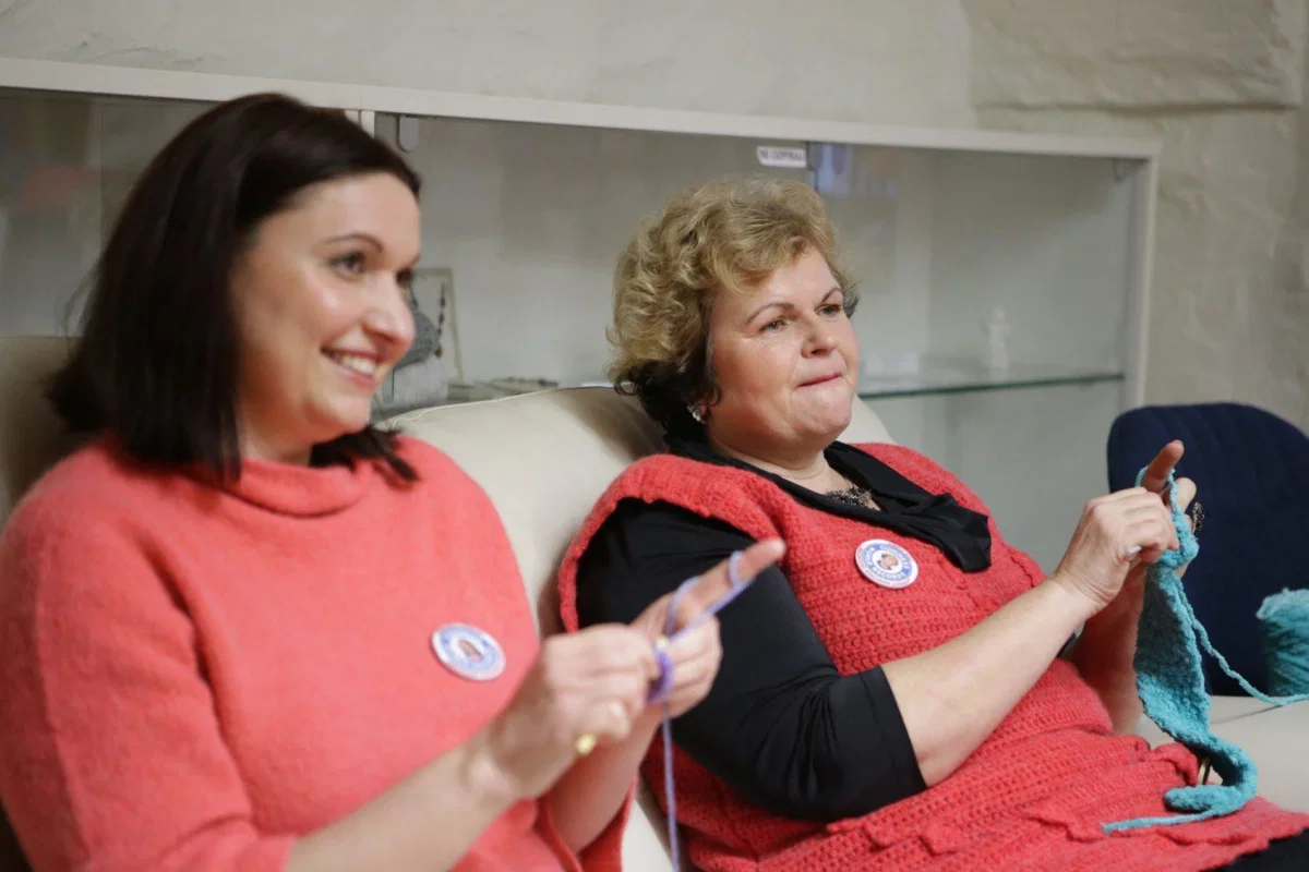 Korošici bosta za nov Guinnessov rekord neprestano kvačkali 30 ur in porabili 24 km volne (VIDEO in FOTO)