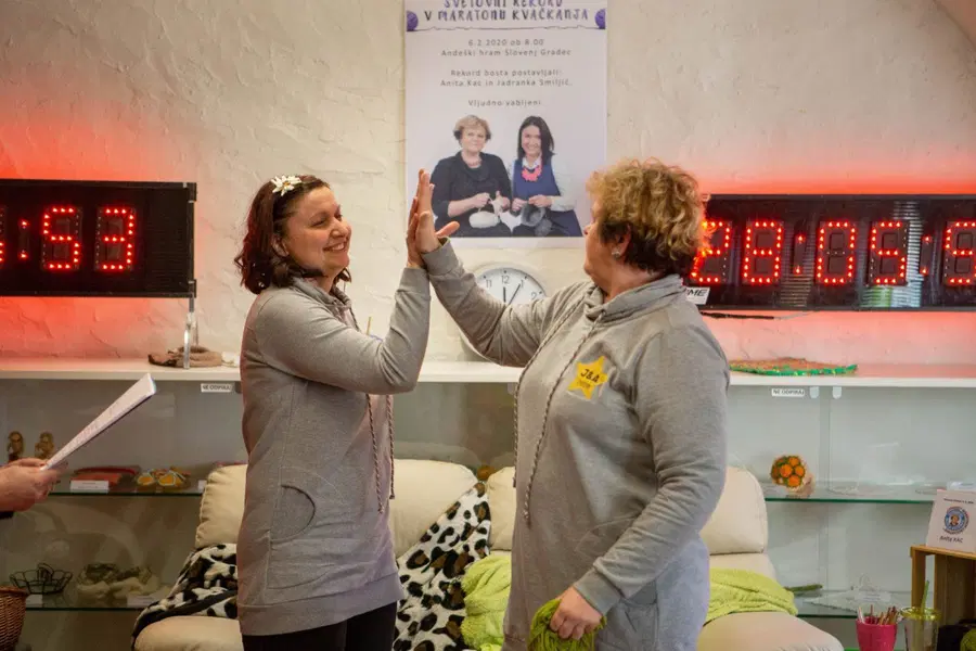 Filatelistični poklon ob prvi obletnici Guinnessovega rekorda v kvačkanju