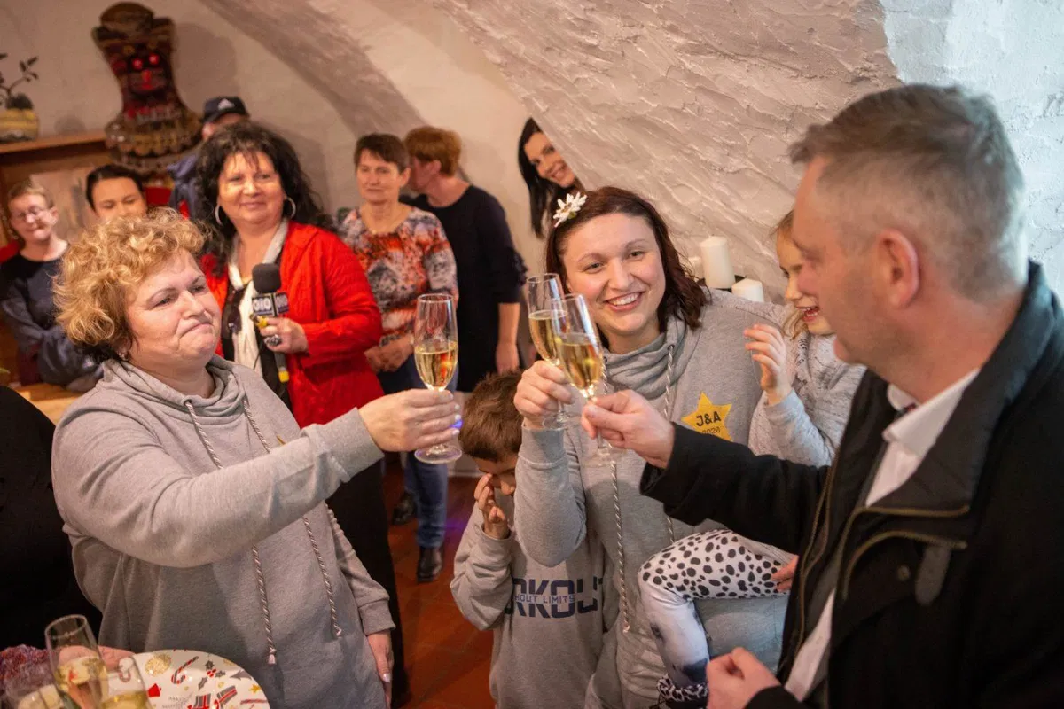 Korak za korakom: pot do novega svetovnega rekorda v maratonu neprestanega kvačkanja (VIDEO in FOTO)