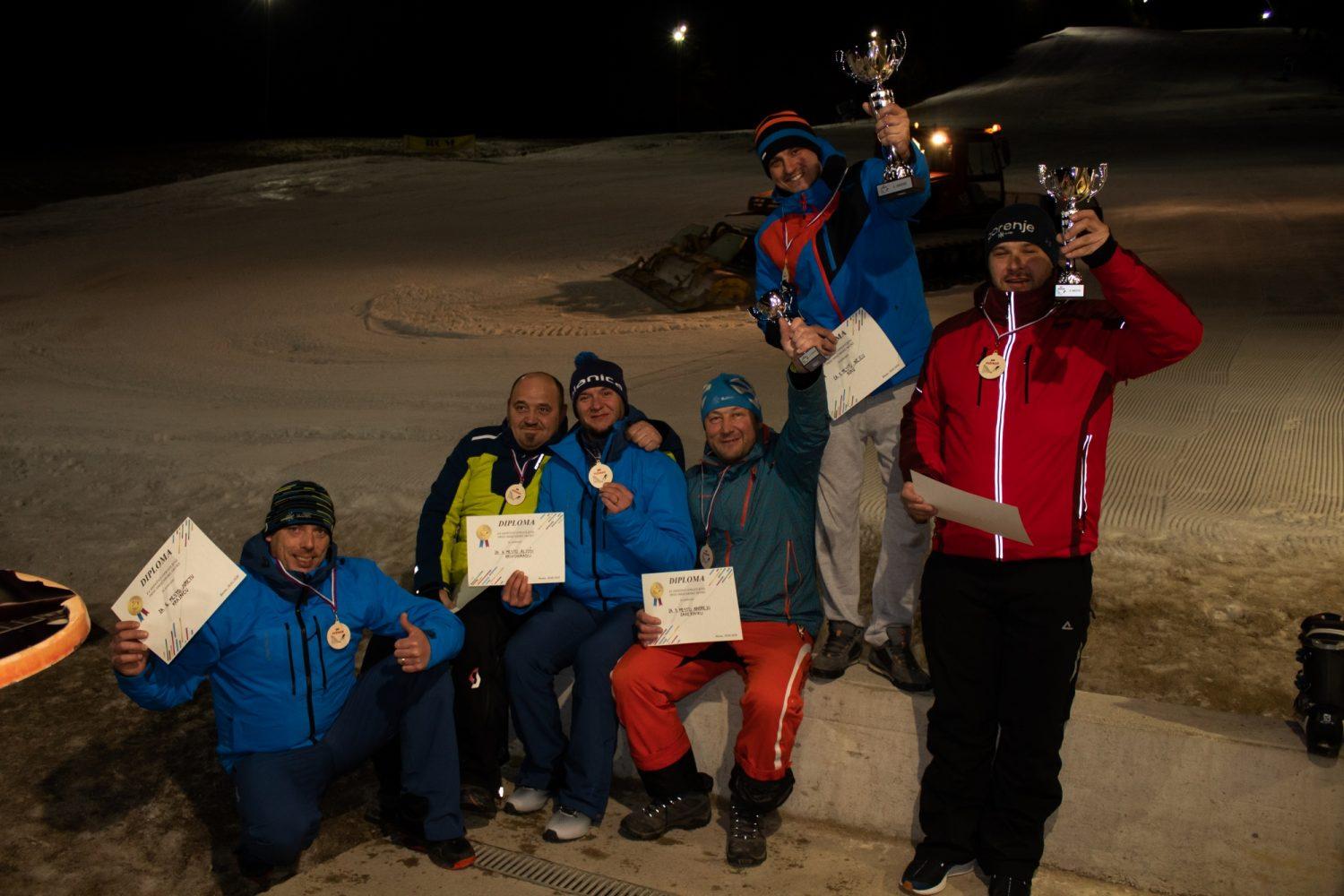 Nejc Kok zmagal v smučarskih skokih z alpskimi smučmi na Ravnah (FOTO)