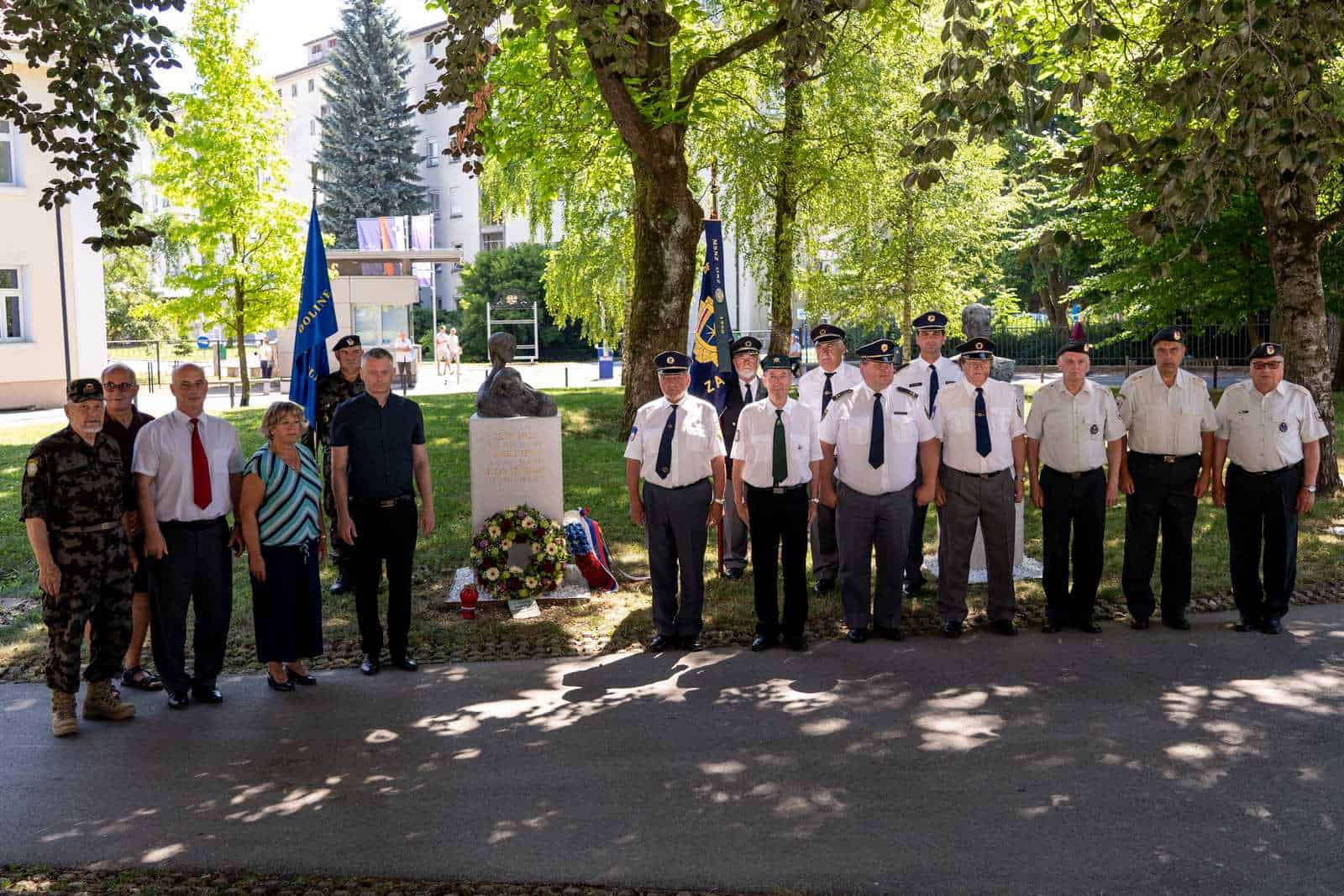 Delegacije v Slovenj Gradcu položile venec pri spomeniku padlim za samostojno državo (FOTO)
