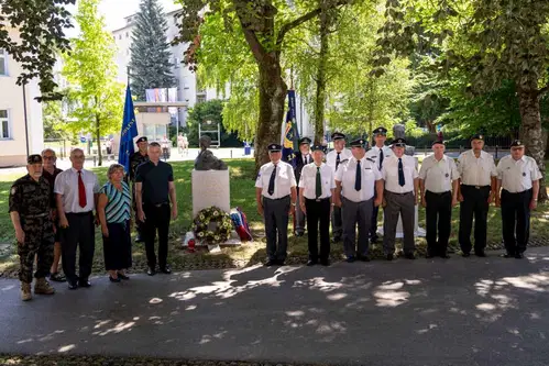 Delegacije v Slovenj Gradcu položile venec pri spomeniku padlim za samostojno državo (FOTO)