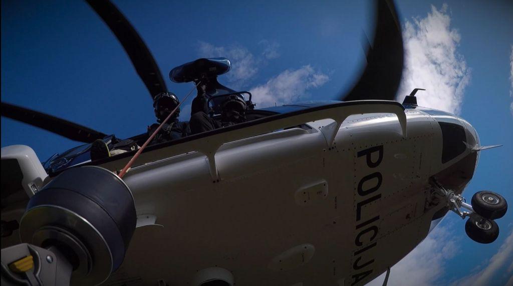 Policijski helikopter na pomoč v gore konec tedna poletel kar osemkrat, reševal tudi krave