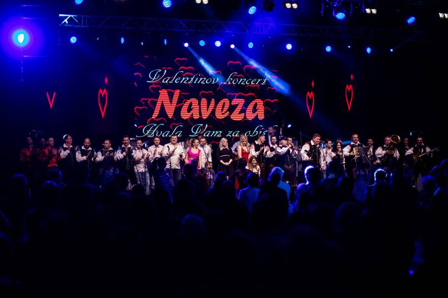 Ansambel Naveza navdušil s koncertom in predstavitvijo petega albuma nabito polno slovenjgraško športno dvorano (FOTO in VIDEO)