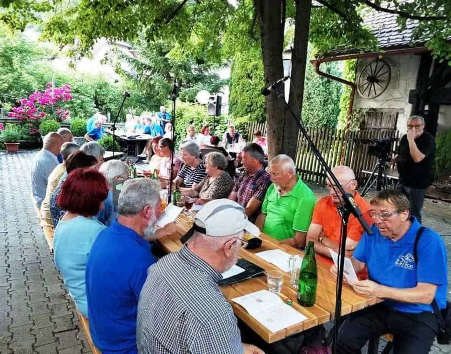 Na Ravnah s prepevanjem pod lipo počastili dan državnosti