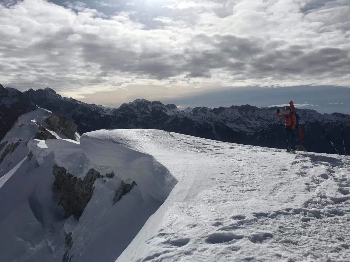Pazljivo, smrtno nevarna snežna razpoka na Mali Mojstrovki (FOTO)