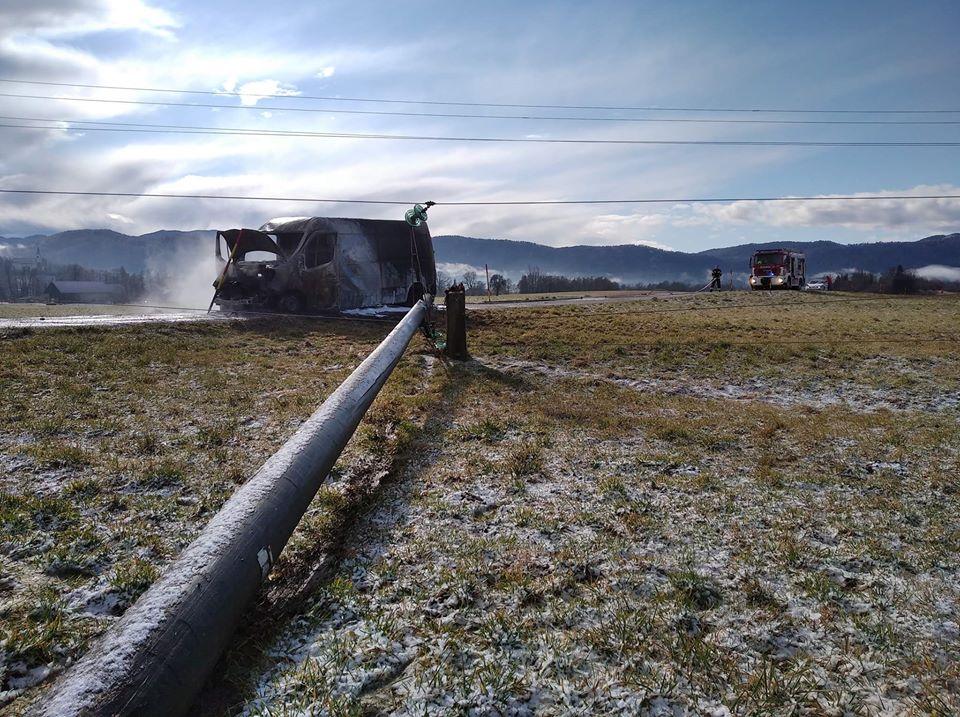 Močan veter odkrival strehe, podiral drevje ter električne in telekomunikacijske drogove (FOTO)