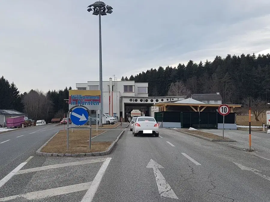 Od petka strožji ukrepi pri prehodu meje za osebe iz bolj obremenjenih držav s koronavirusom