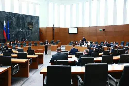 Za predsednika DZ predlagan Zorčič, mesta ministrskih kandidatov se polnijo
