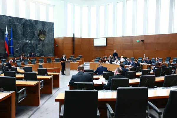 Kandidat za ministra za delo Cigler Kralj uspešno prestal zaslišanje pred odborom DZ