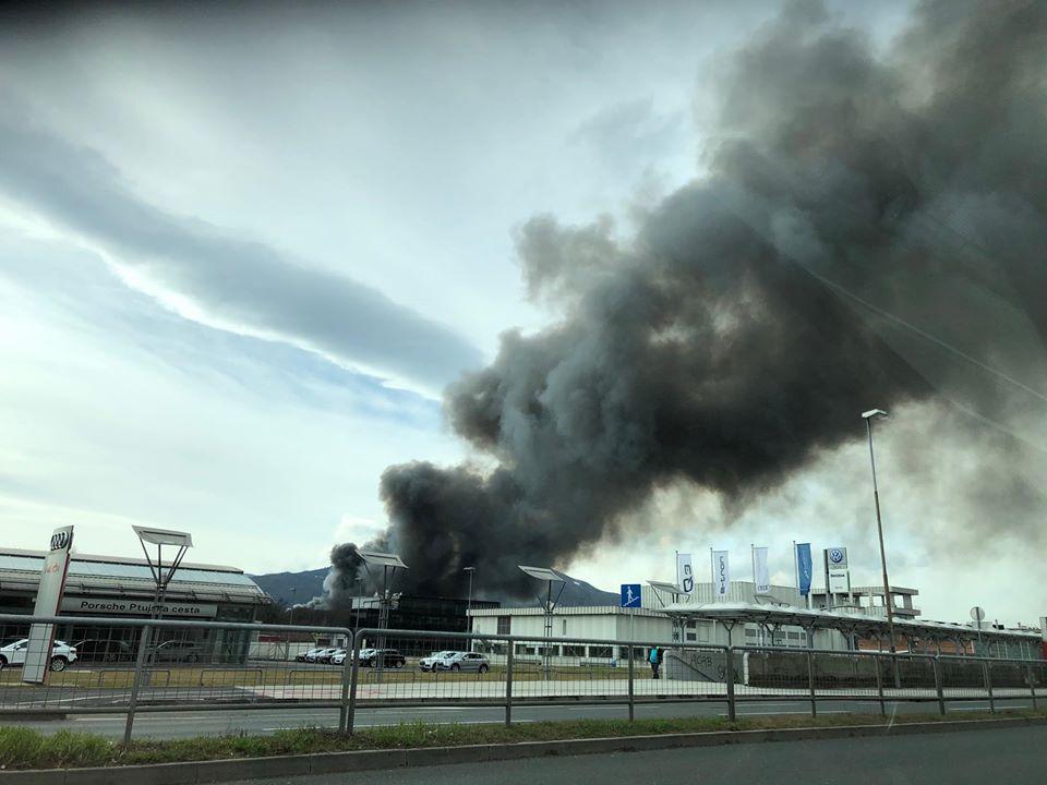 Gašenje požara v mariborski Surovini bo trajalo še nekaj časa. Gibanje na prostem odsvetujejo